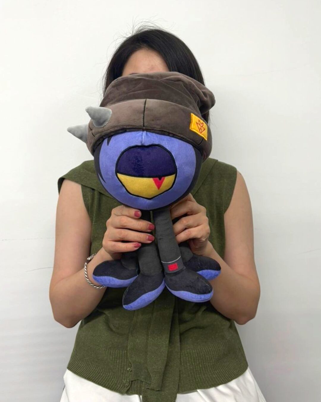 A child holding the Gloom plushie
