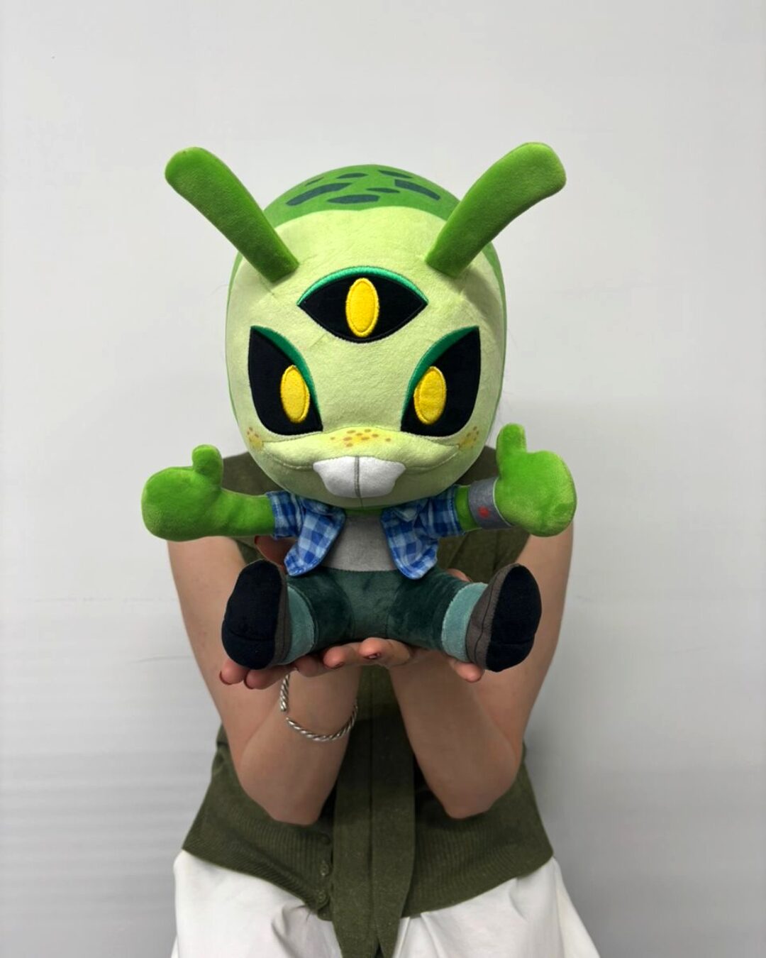 A child holding the Nebulor plushie
