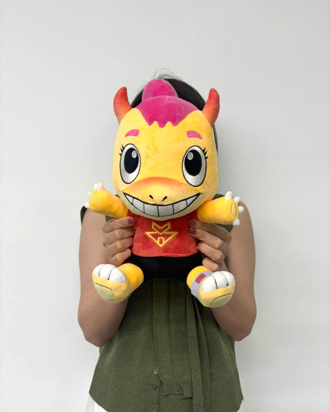 A child holding the Zappy plushie